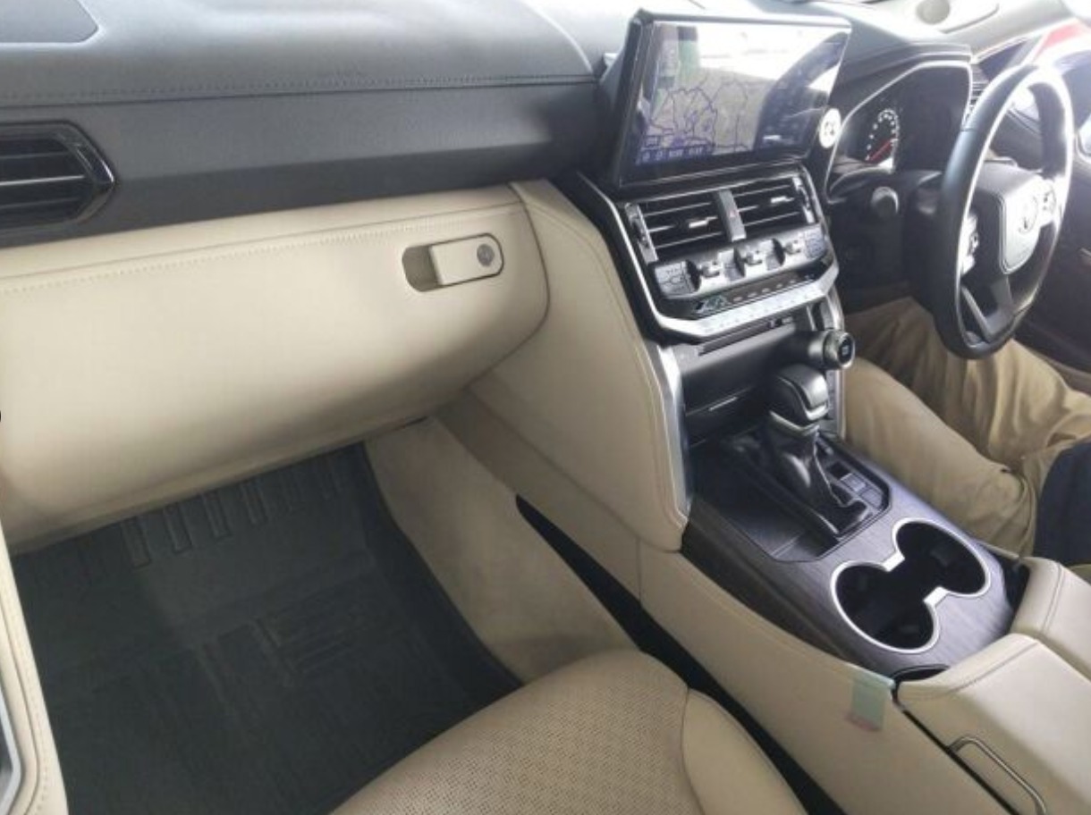Toyota Land Cruiser 300 ZX 2024 – Petrol